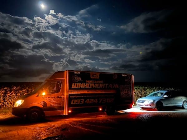Аварійний шиномонтаж на трасі під Хмельницьким: нічний виїзд до легкового авто