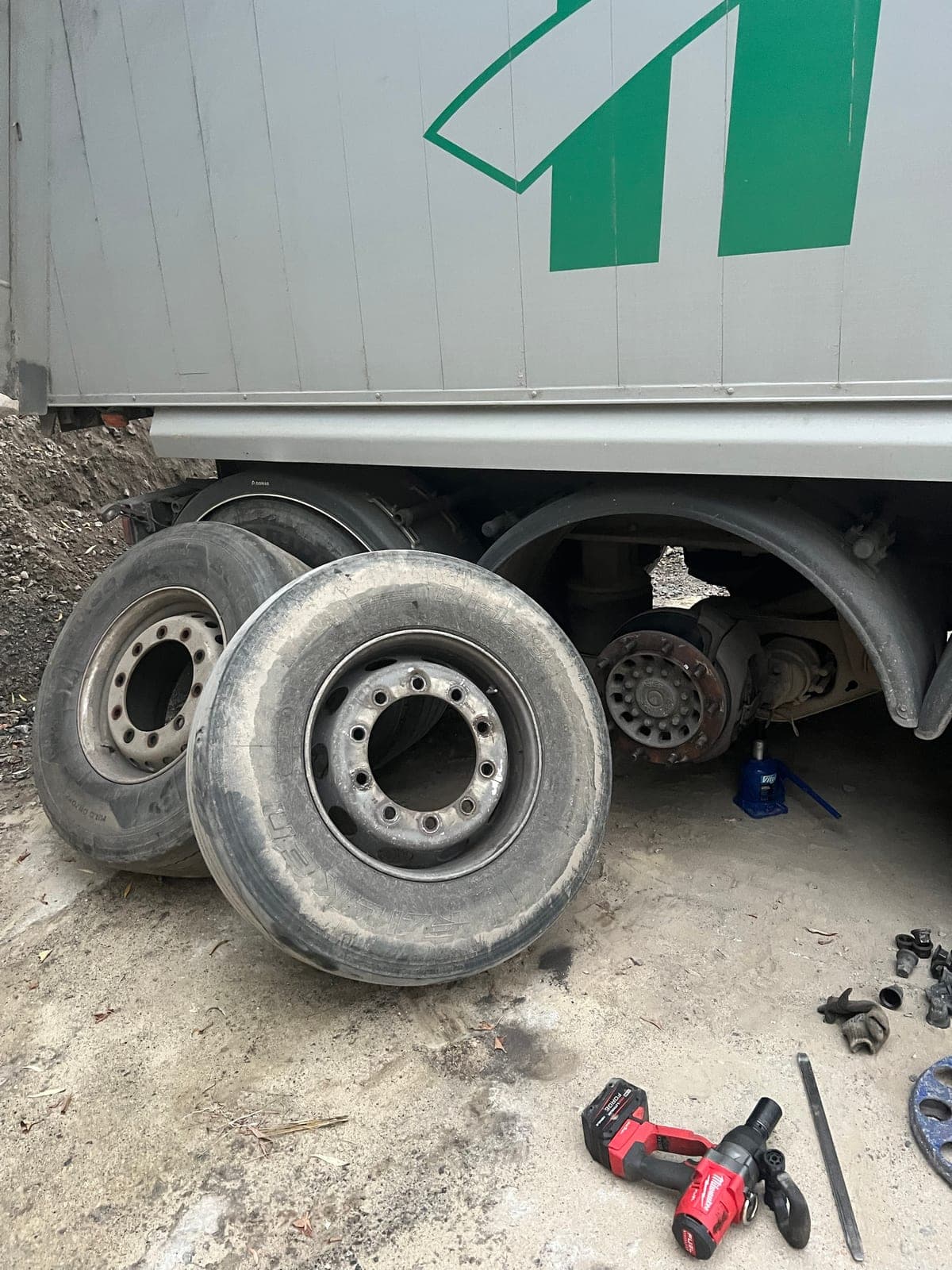 Виїзний шиномонтаж для причепів: демонтаж вантажних коліс на трасі