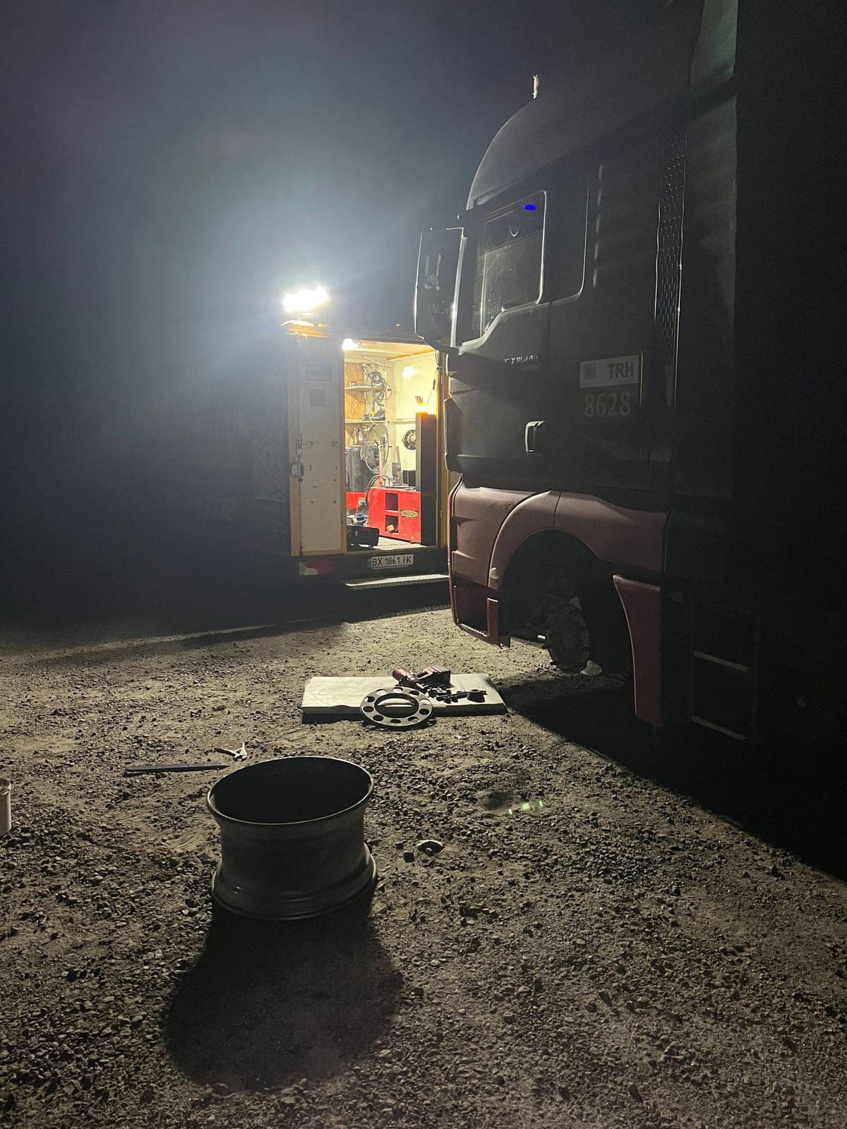 Екстрена допомога на дорозі TIR: заміна колеса вантажівки MAN